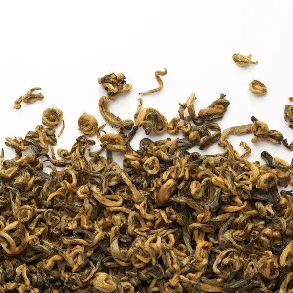 Golden twisted leaves of Chinese black tea – Maître du Thé.