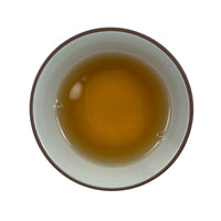 Infusion de thé noir de Ceylan dans une petite tasse asiatique