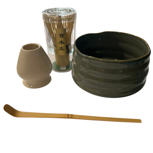 Ensemble de matcha avec bol et fouet